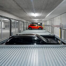 El coche desciende un nivel en el sistema de aparcamiento
