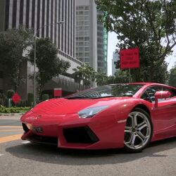 Un Ferrari rojo que entra en el aparcamiento subterráneo desde la calle