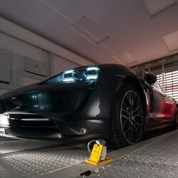 El coche se encuentra en una cabina de entrada sobre una plataforma de aparcamiento