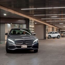 El coche sale de un aparcamiento subterráneo