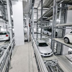 Los coches se aparcan en un sistema de estanterías