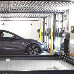 El coche está aparcado sobre una plataforma de aparcamiento