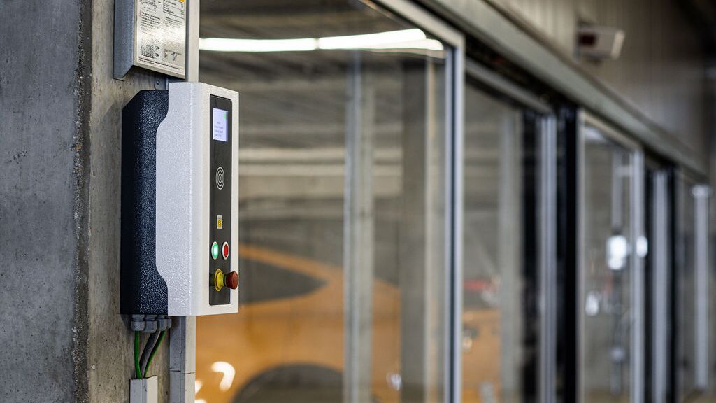 La imagen muestra un panel de control de un sistema de estacionamiento.