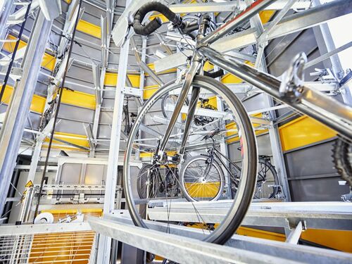 Bicicleta en un carril para bicicletas dentro de un sistema automático de aparcamiento de bicicletas
