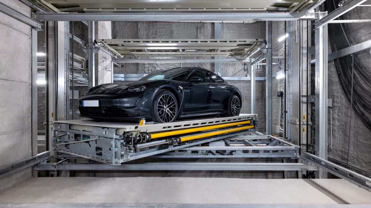 El coche se encuentra en la plataforma del sistema de aparcamiento