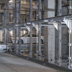 El coche está siendo aparcado en un sistema de estacionamiento automatizado.