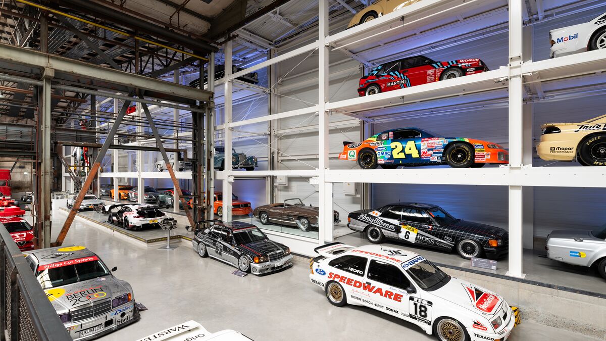 Estantería en la pared llena de coches en un museo