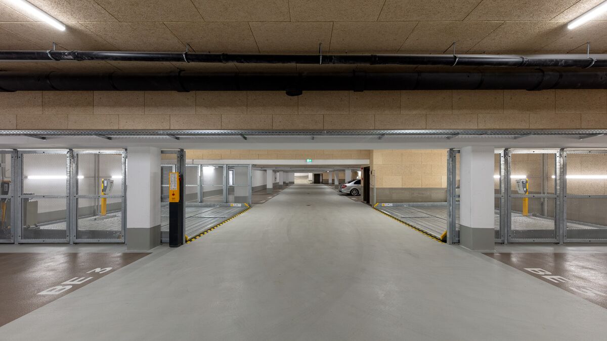 Vista general de un aparcamiento subterráneo con sistemas de aparcamiento
