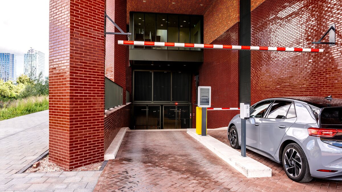 Vehicle entering the parking facility. The access terminal detects the license plate and automatically controls entry authorization.