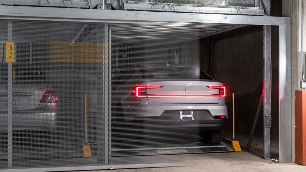 El coche está en la plataforma del sistema de aparcamiento