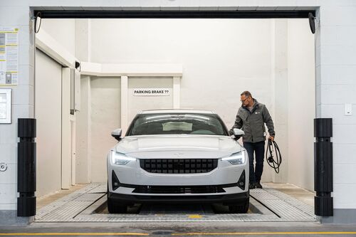 La imagen muestra la zona de entrega de un sistema de aparcamiento automatizado donde el vehículo es estacionado por el conductor.