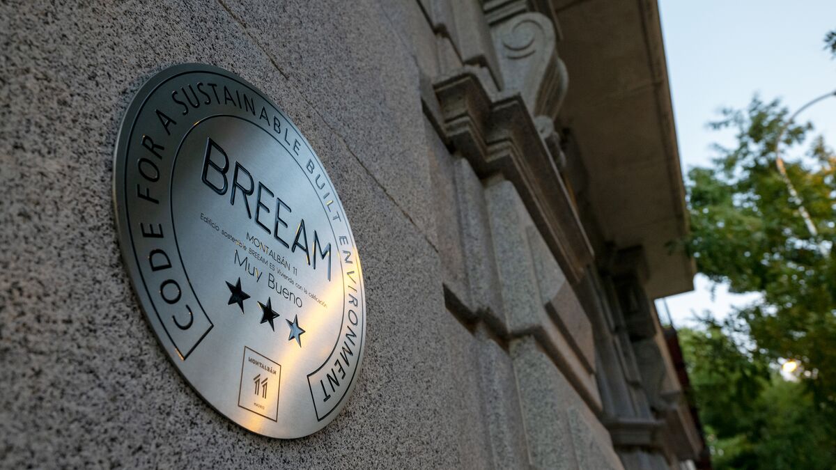 Placa de la certificación BREEAM en la fachada de un edificio