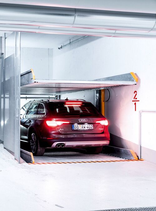 Vista frontal del sistema de aparcamiento, en el que un coche está aparcado sobre una plataforma