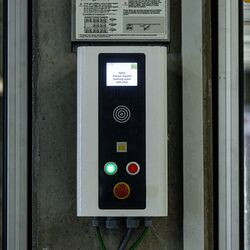 La imagen muestra un panel de control de un sistema de estacionamiento.