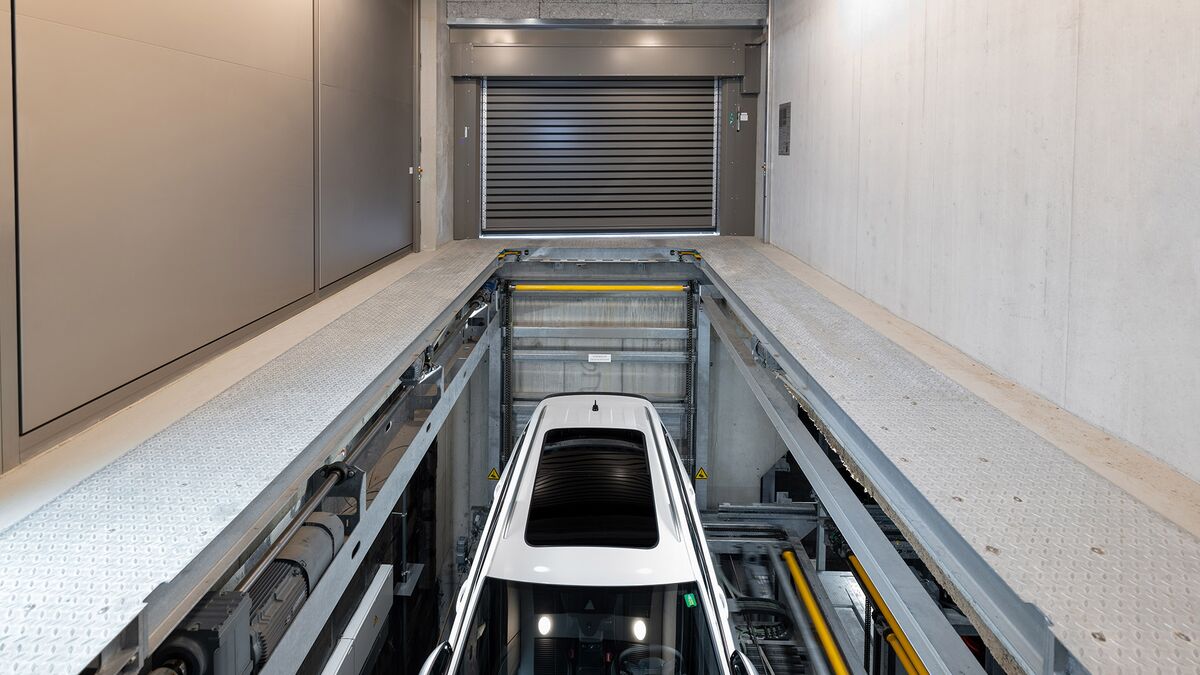 El coche desciende hasta el aparcamiento subterráneo