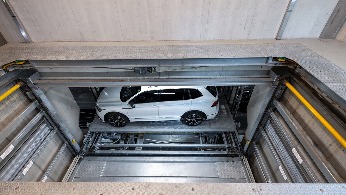Los coches se aparcan en un sistema de aparcamiento