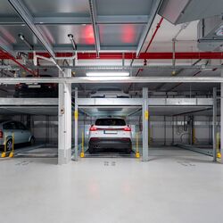 Vista frontal del sistema de aparcamiento, en el que un coche está aparcado en una plaza de aparcamiento