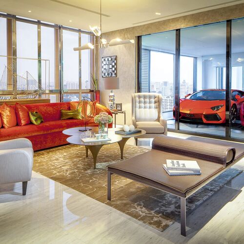 El salón de un piso con los coches aparcados en el Skygarage