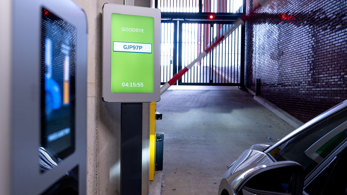Automatic license plate recognition when exiting a WÖHR Combilift 542/543 parking system.