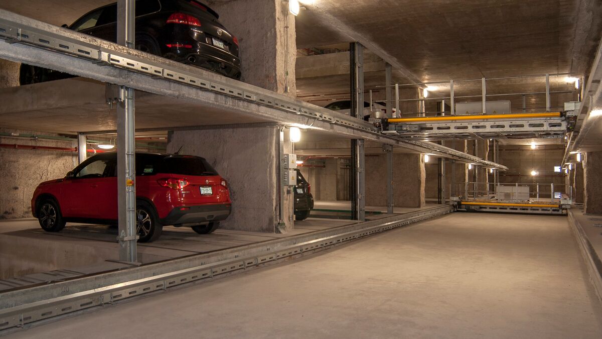 El coche se aparca en una plataforma de aparcamiento dentro de un sistema de aparcamiento en estanterías