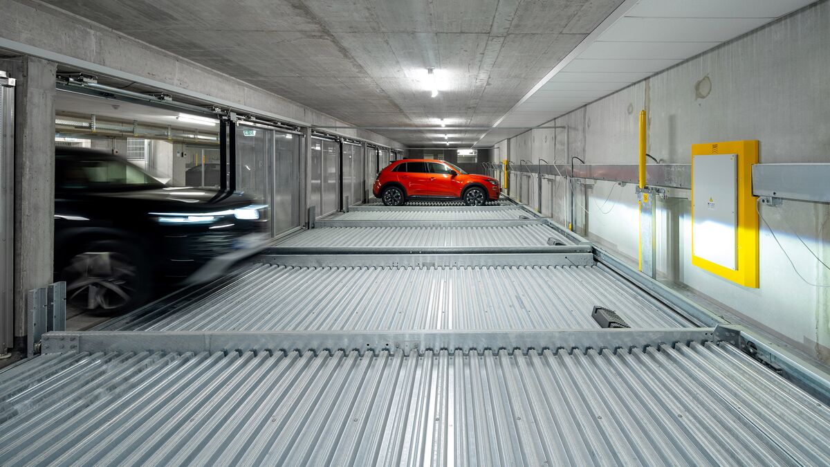 El coche entra en el sistema de aparcamiento