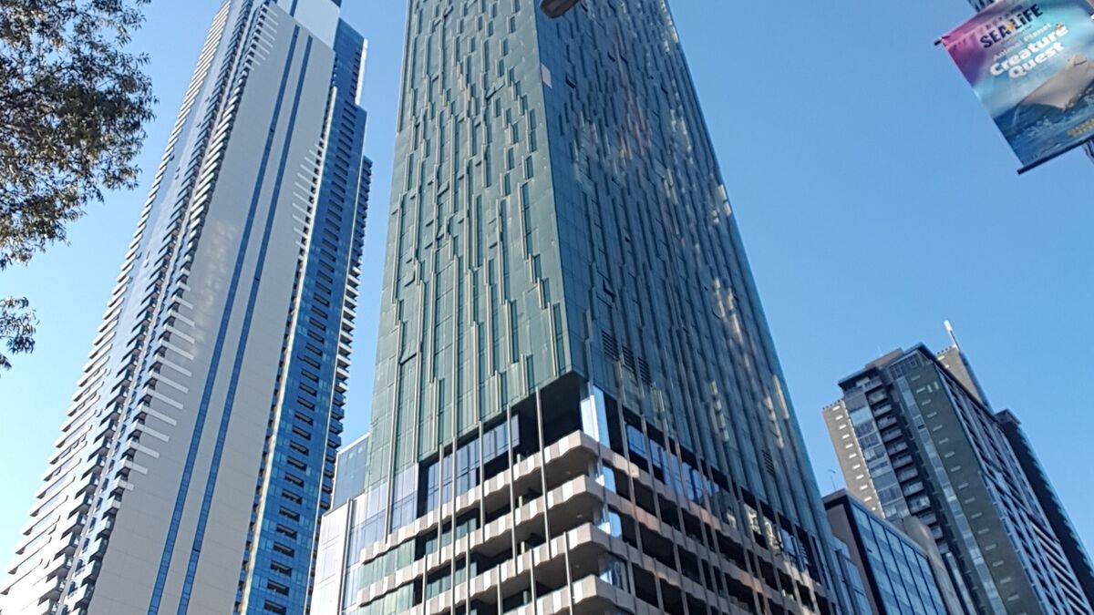 Vista exterior del edificio Shadow Play en el centro de Melbourne