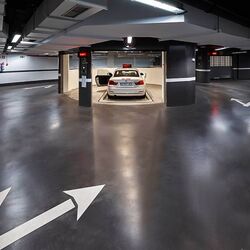 El coche se encuentra en una cabina de entrada, sobre una plataforma de aparcamiento