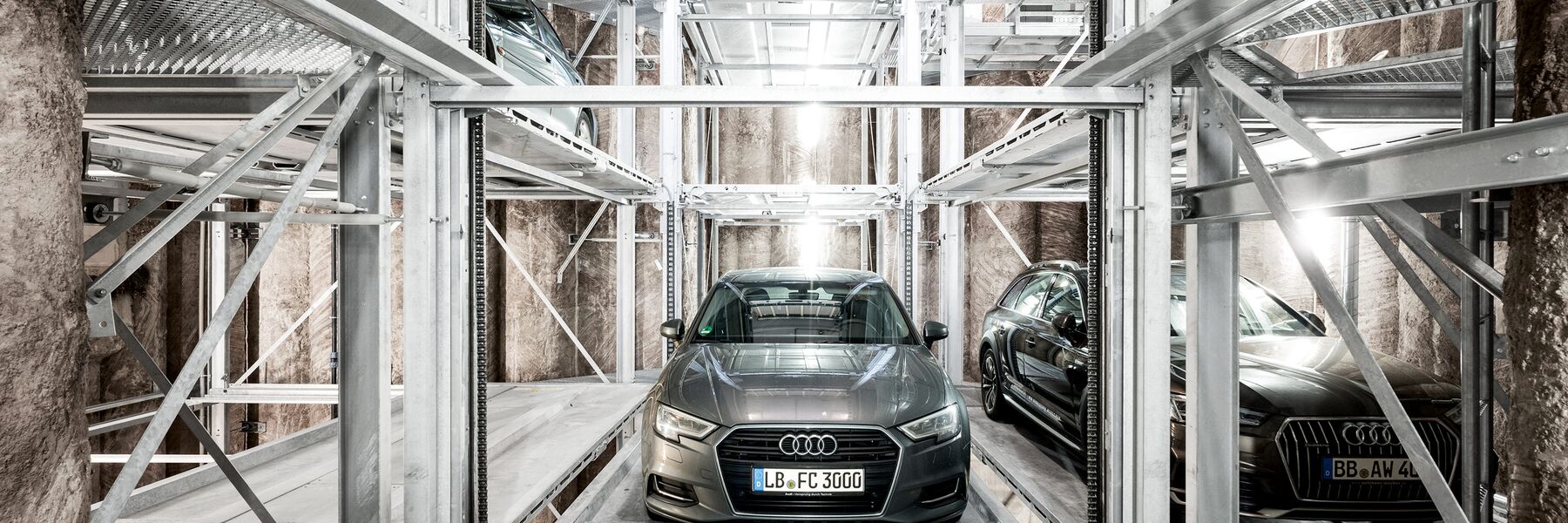 Los coches se aparcan en un sistema de aparcamiento