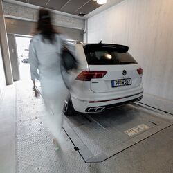 El coche se encuentra en la cabina de entrada de un sistema de aparcamiento