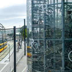 Primer plano de un sistema de aparcamiento automático con bicicletas aparcadas