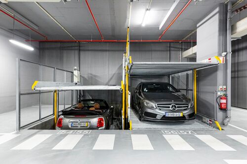 Un sistema de aparcamiento con dos coches aparcados