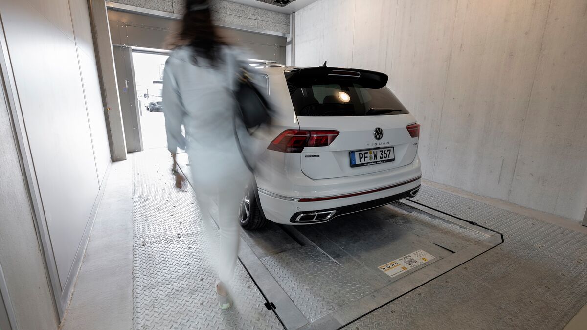 El coche se encuentra en la cabina de entrada de un sistema de aparcamiento