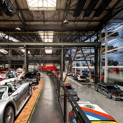 Vista general de la sala del museo con los coches