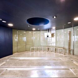 Espacio con una plataforma de aparcamiento