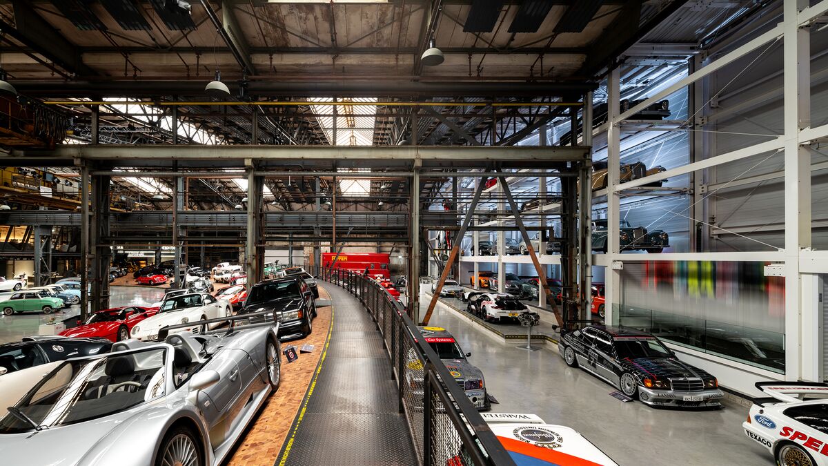 Vista general de la sala del museo con los coches