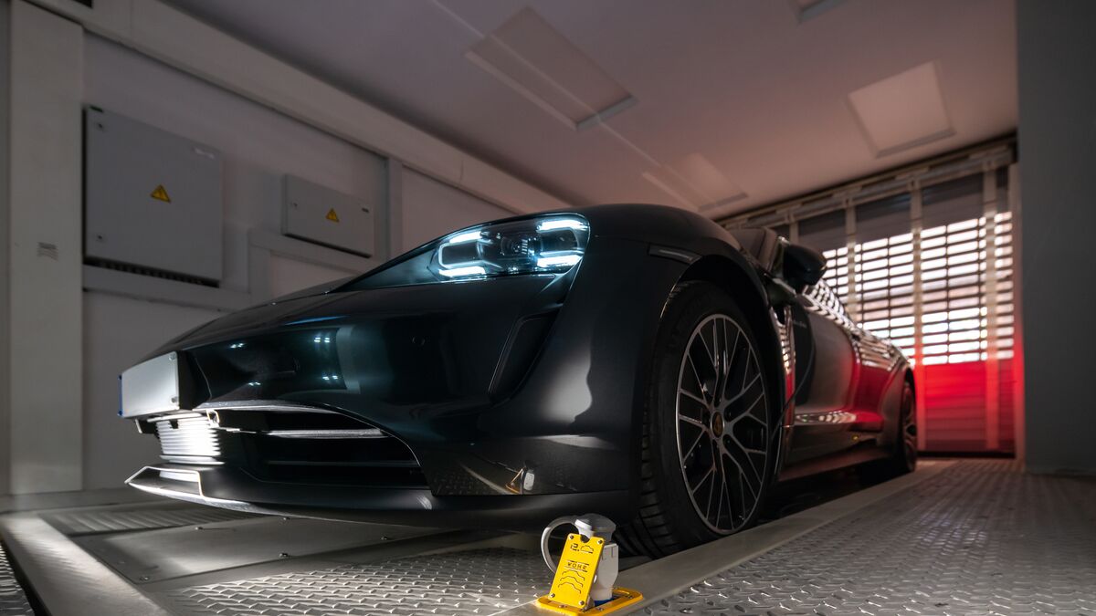 El coche se encuentra en una cabina de entrada sobre una plataforma de aparcamiento