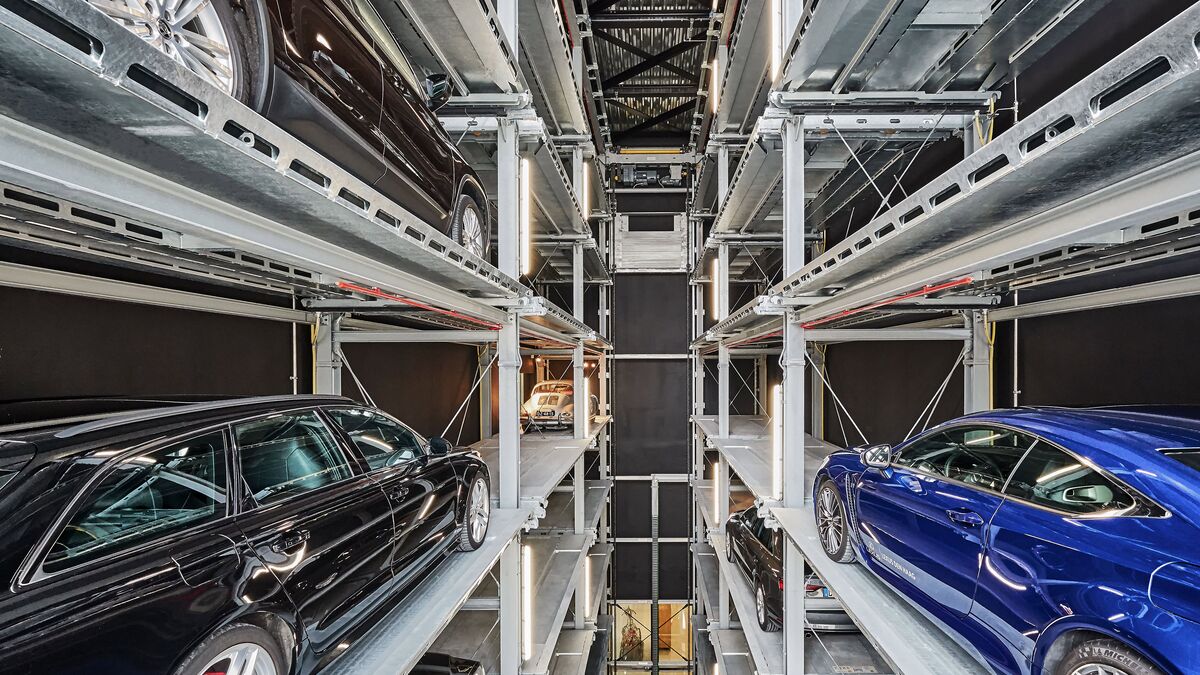 Vista general de un sistema de aparcamiento con vehículos estacionados