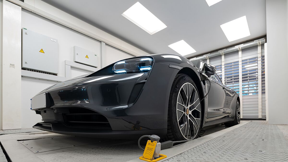 El coche está sobre una plataforma de aparcamiento
