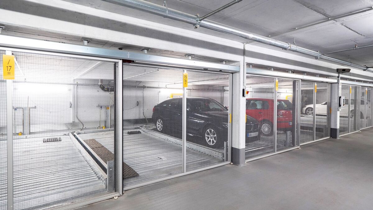 Los coches están estacionados en un sistema de aparcamiento
