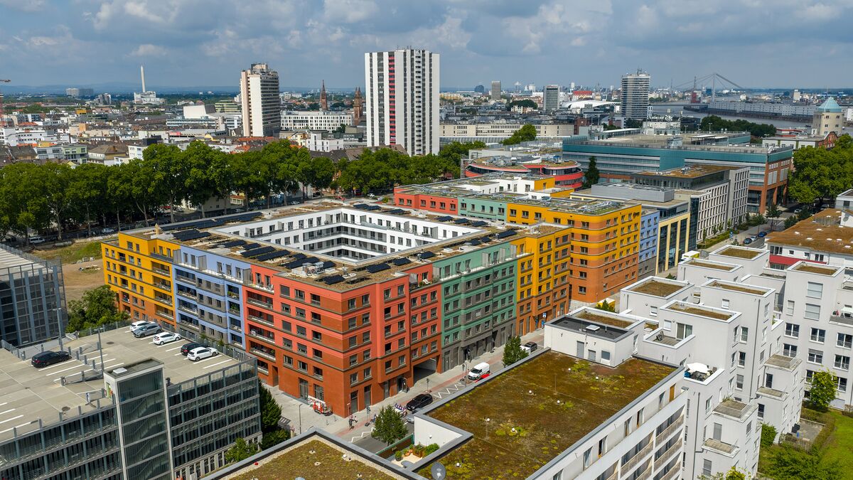 Vista aérea del colorido edificio del barrio de Ludwigsquartier