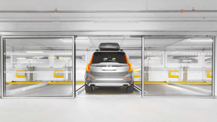 El coche está aparcado en un sistema de aparcamiento
