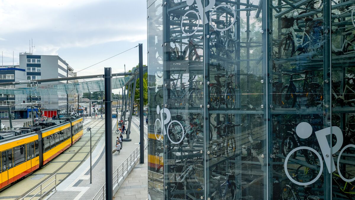 Primer plano de un sistema de aparcamiento automático con bicicletas aparcadas