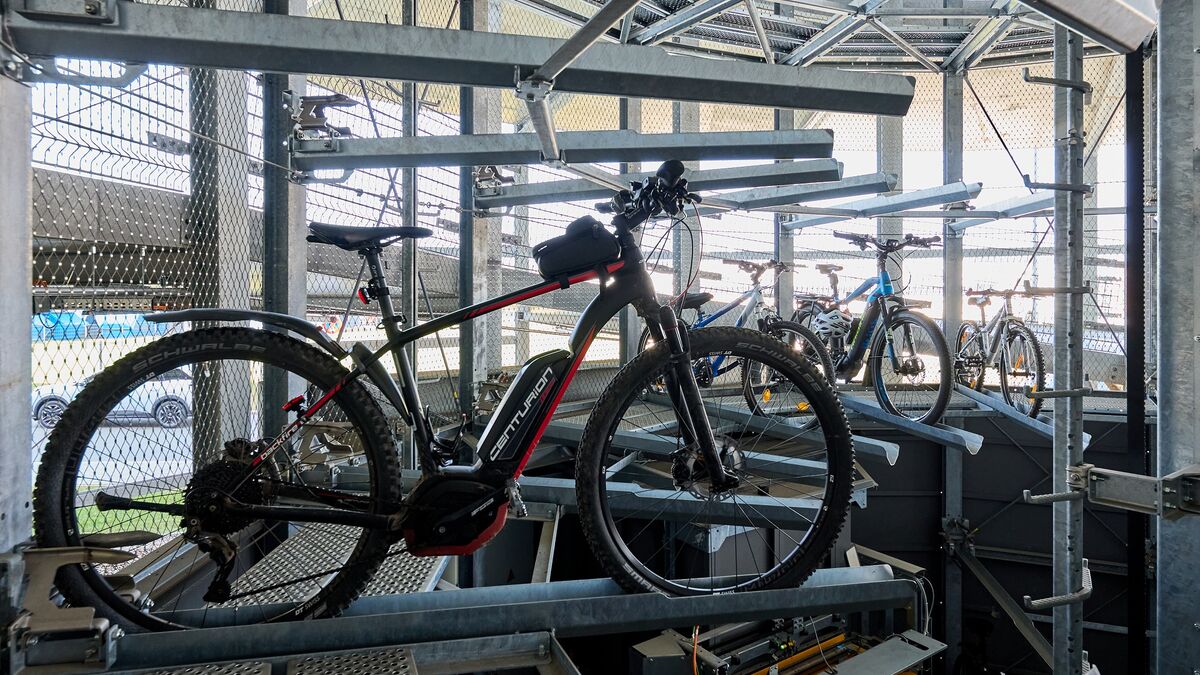 Bicicleta en un carril de bicicletas dentro de un sistema automático de aparcamiento para bicicletas