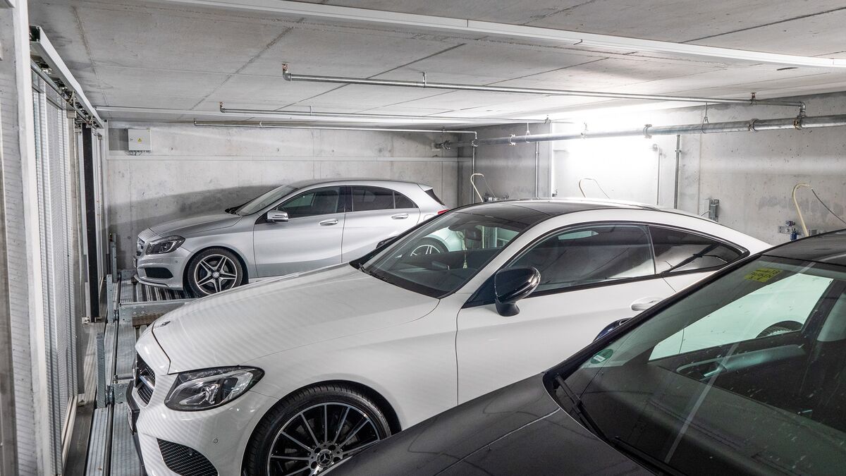 Los coches están estacionados en un sistema de aparcamiento