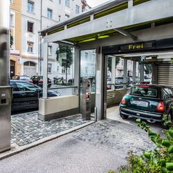 El coche se encuentra en una cabina de entrada del sistema de aparcamiento