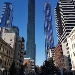 Vista exterior del edificio Shadow Play en el centro de Melbourne