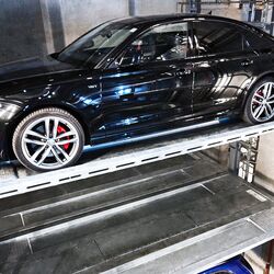 El coche se aparca en un sistema de aparcamiento