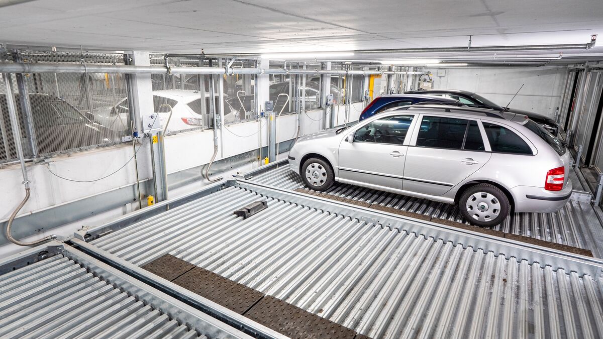 Un coche es bajado sobre un sistema de aparcamiento