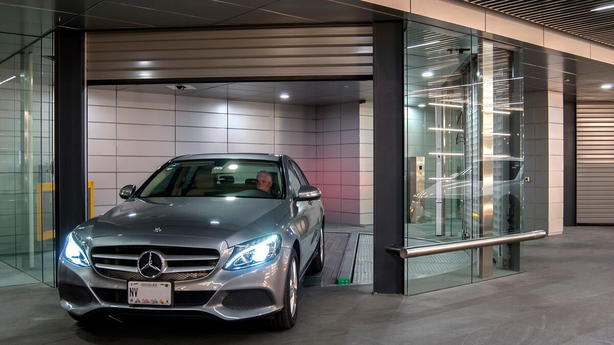 Un coche sale de un aparcamiento subterráneo