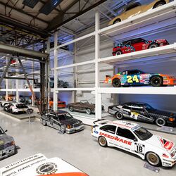 Estantería en la pared llena de coches en un museo